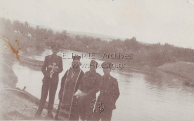 Ο υπ/γός Αθανάσιος Χατζηγεωργίου με άλλους αξιωματικούς και ιερέα στον Ιορδάνη ποταμό.
