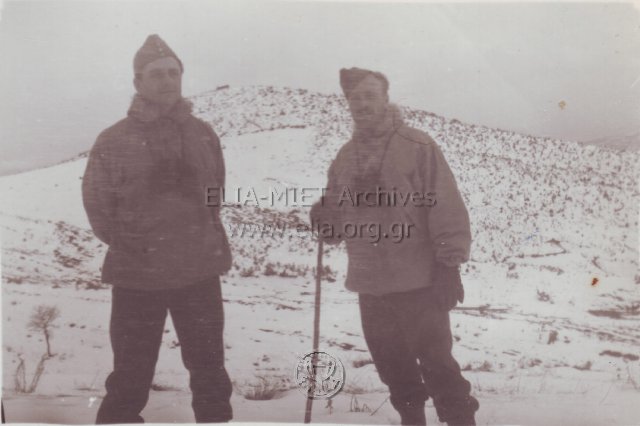 Ο λοχαγός πεζικού Αθανάσιος Χατζηγεωργίου με συνάδελφό του στην κορυφή Λόκμα με χιόνια.