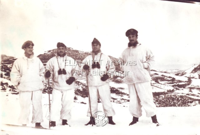 Αξιωματικοί στις χιονισμένες κορυφές. Δεύτερος από δεξιά ο λοχαγός πεζικού Αθανάσιος Χατζηγεωργίου.