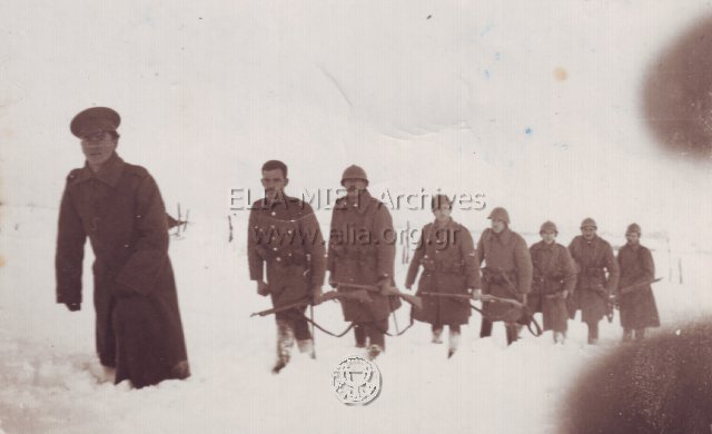 Ο ανθυπολοχαγός πεζικού Αθανάσιος Χατζηγεωργίου με ομάδα μάχης οπλιτών σε προσπέλαση στα χιόνια.