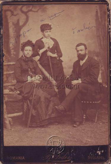 Οικογενειακό πορτραίτο:ο πατέρας του Λεωνίδα Παρασκευόπουλου, Ιωάννης, η σύζυγός του και η μητέρα της.