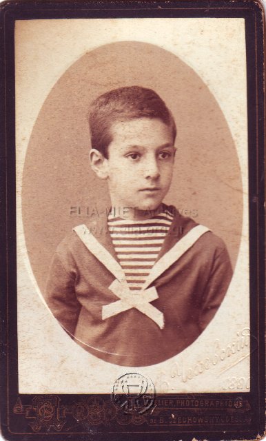 Πορτραίτο αγοριού με ναυτικά.
