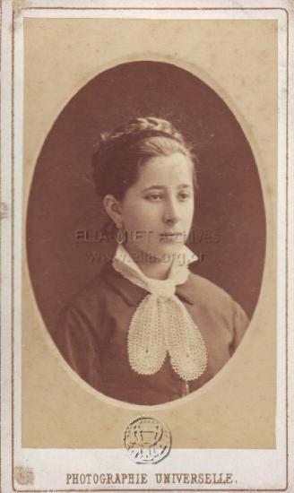 Πορτραίτο νέας γυναίκας με δαντελένια γραβάτα.