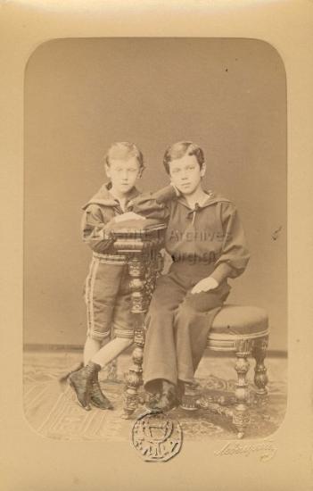 Παιδιά με ναυτικά.