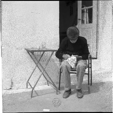 Ηλικιωμένος σε καφενείο(;).