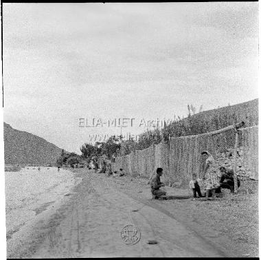 Το άπλωμα των διχτυών δίπλα στη θάλασσα.