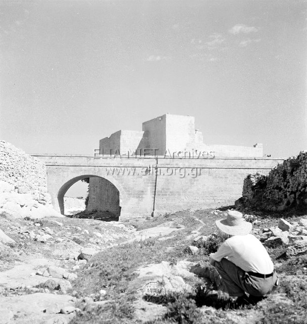 Αγροικία στα περίχωρα της Valletta. Σε πρώτο πλάνο ο Pearce Hubbard.