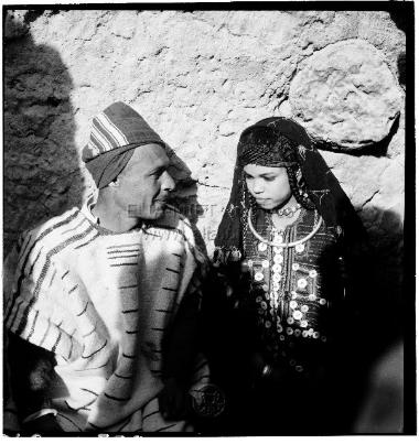 Ο Άχμεντ με τη νεαρή συζύγό του, Μαμπρούκα (ευλογημένη).