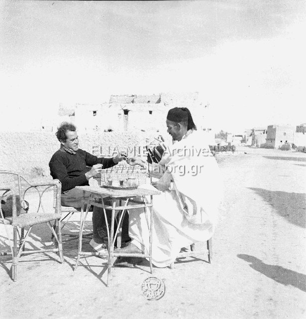 Ο Δημήτρης Παπαδήμος πίνει τσάι  με ένα σεΐχη της Siwa.