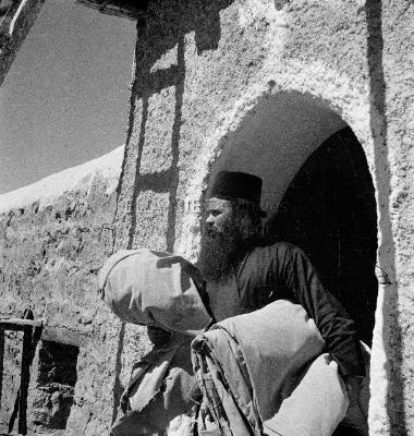 Η Μονή Αγίας Αικατερίνης Σινά. Στο βάθος αριστερά, η κοιλάδα Ουάντι Ραχάτ.