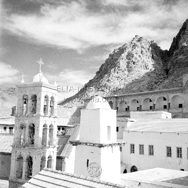 Η Μονή Αγίας Αικατερίνης Σινά. Το καμπαναριό του καθολικού και ο μιναρές του τζαμιού.