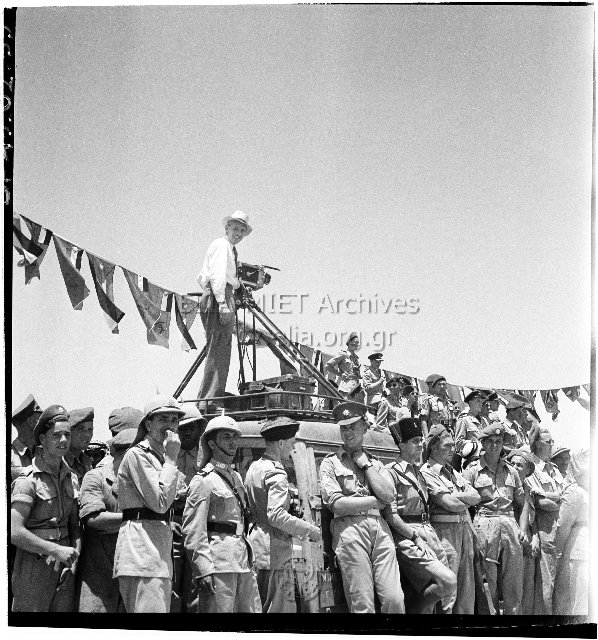 Αμμάν, 25 Μαΐου 1946. Στιγμιότυπο από την τελετή του διπλού εορτασμού: την ανακήρυξη της ανεξαρτησίας της Ιορδανίας και τη στέψη του βασιλιά Αμπντάλα Α'. Κινηματογραφικό συνεργείο και στρατιωτικοί αντιπρόσωποι χωρών.