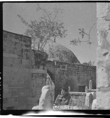 Ο σμηνίτης Δημήτρης Παπαδήμος σε νεκροταφείο στη Γάζα.