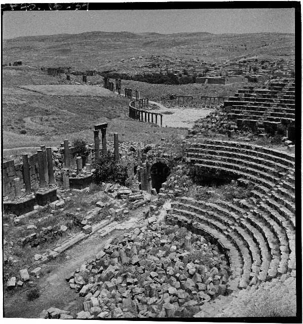 Αρχάι Γέρασα, το νότιο θέατρο. Σε δεύτερο πλάνο, στο κέντρο, το forum cardo.