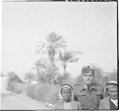 Ο Δημήτρης Παπαδήμος και δύο μικροί άραβες.