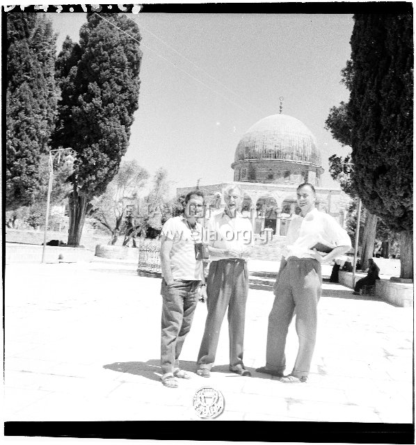 Ιερουσαλήμ, Ιούλιος 1956. Ο Δημήτρης Παπαδήμος και ο αρχιτέκτονες Austen Harrison και Pearce Hubbard στο τέμενος Haram ash-Sharif.
