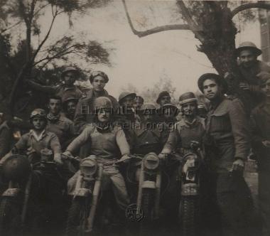 Torre Pedrera, Ρίμινι. Έλληνες στρατιώτες, μοτοσυκλετιστές. Τρίτος από δεξιά ο Δημήτρης Παπαδήμος.