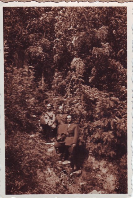 Ο Θησέας Καλαμπαλίκης και δύο ακόμη αξιωματικοί του στρατού στο Πράβι - Οκτώβριος 1940.