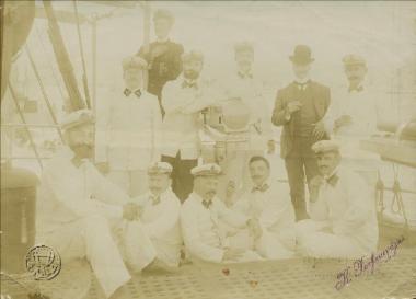 Ο ανθυποπλοίαρχος ΠΝ Κωνσταντίνος Λιόλιος (καθιστός, πρώτος αριστερά) και άλλοι αξιωματικοί μάλλον επί του αντιτορπιλικού 