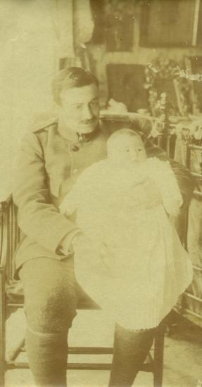 Ο Πέτρος Κ. Μαυρομιχάλης (;) και μωρό - πιθανόν ο γιος του Κυριάκος.