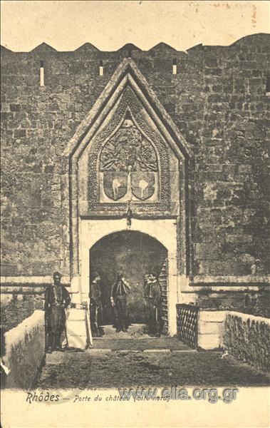 Rhôdes. Porte du château (coté nord).
