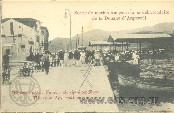 Sortie de marins francais sur la débarcadaire de la Douane d' Argostoli.