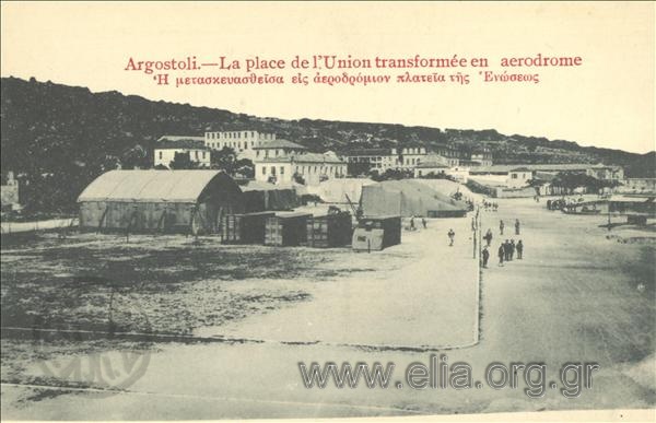 Argostoli. La place de l' Union tranformée en aerodrome.