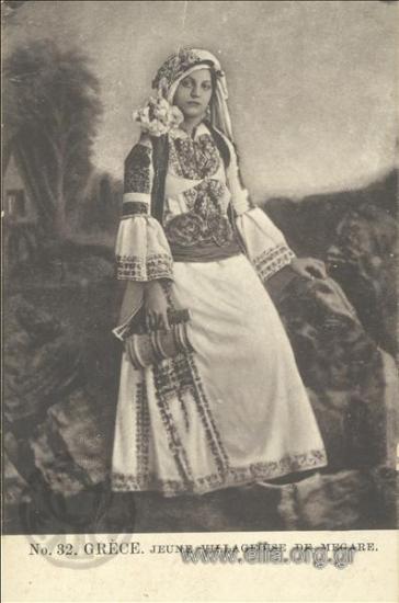 Grèce. Jeune villageoise de Megare.