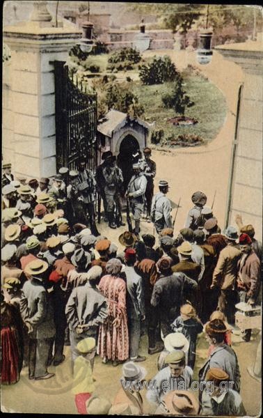 Salonicco - Primo giorno in istato di assedio - Soldati a guardia del Governo.