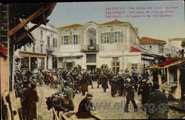 Salonicco - Una piazza dei vecchi quartieri.