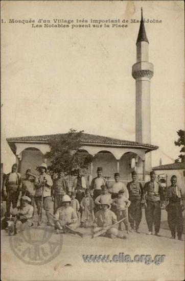 Mosquée d' un Village très important de Macédoine. Les Notables posent sur la Place.