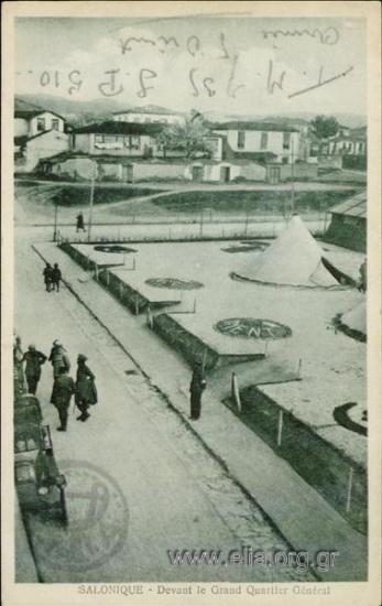 Salonique - Devant le Grand Quartier Général.