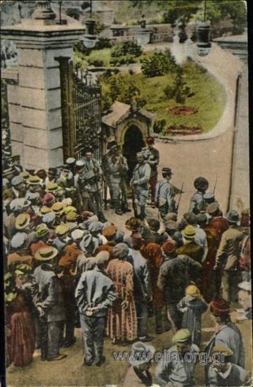 Salonicco - Primo giorno in istato di assedio. Soldati a guardia del Governo.