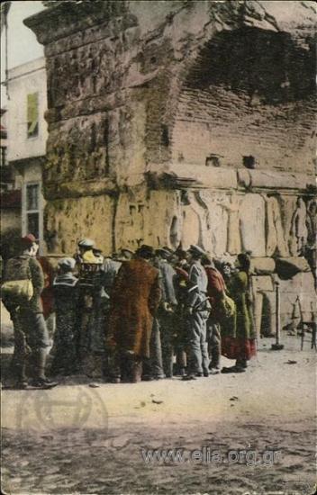 Salonicco - Scena caratteristica sotto l' Arco di Alessandro il Grande.