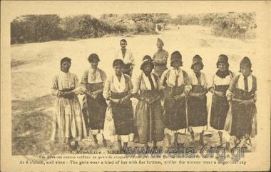 Macédoine - Mikros - L' heure de la Fontaine (5h). Les filles ont comme coiffure un genre de chapeau à fond plat tandis que les femmes ont un bonnet pointu.