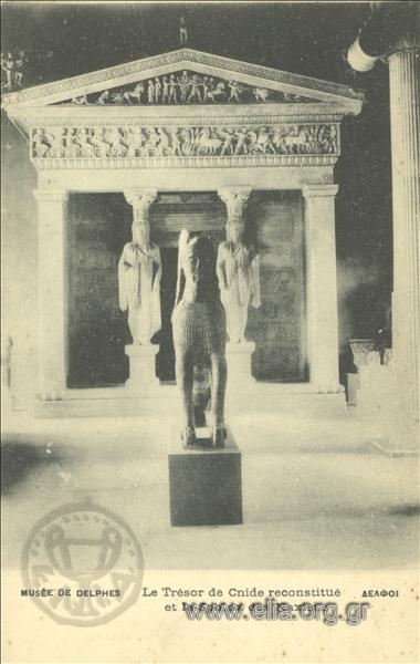 Musée de Delphes. Le Trésor de Cnide reconstitué et le Sphinx des Naxiens.