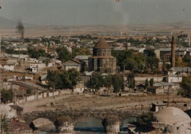 Ο ναός των Αγίων Αποστόλων του Καρς και η πόλη