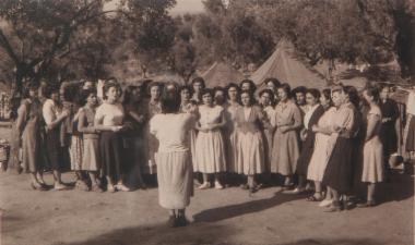 Χορωδία εξορίστων γυναικών στο Τρίκερι το 1950