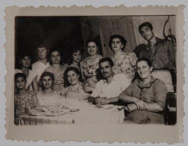 Πόντιοι πρόσφυγες σε εορταστικό τραπέζι Καλλιθέα 1955