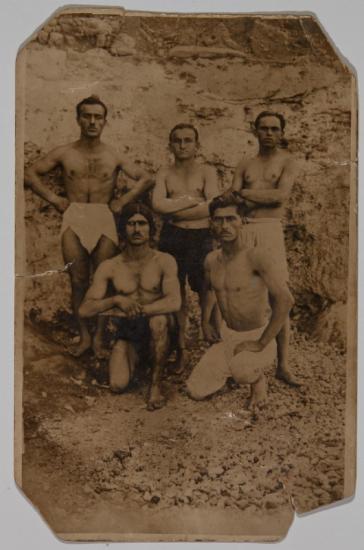 Ο Ηλίας Αλβανίδης με την παρέα του