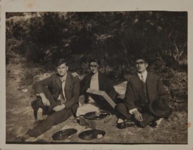Ο Ηλίας Αλβανίδης με τους κουμπάρους του εκδρομή στο Διόνυσο το 1934