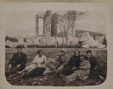 Η Όλγα Λαζαρίδου στους στύλους του Ολυμπίου Διός το 1935