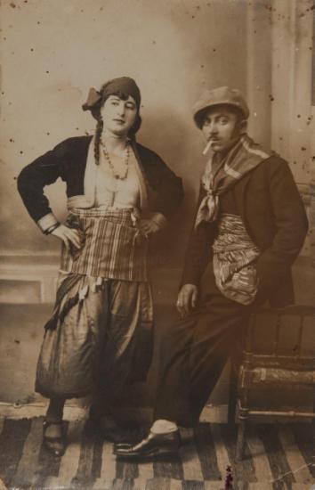 Ο Ηλίας Καπίδης με τη σύζυγό του Κατίνα με αποκριάτικη αμφίεση