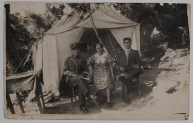 Η Όλγα Λαζαρίδου-Αλβανίδου με τον αδελφό της Κωνσταντίνο και τον σύζυγό της Ηλία.