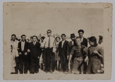 Συνοδεία γάμου στην Καλλιθέα υπό τους ήχους της ποντιακής λύρας