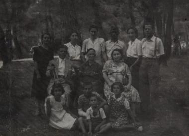 Παρέα Ποντίων προσφύγων παραθερίζουν στην Πεντέλη το 1949