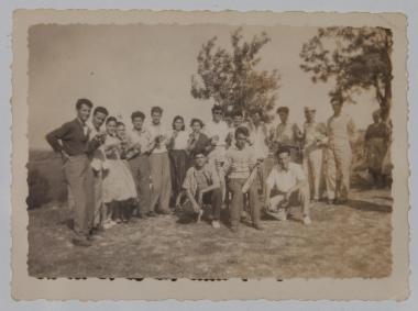 Πόντιοι πρόσφυγες χωριού Πηγή διασκεδάζουν στο ύπαιθρο υπό τους ήχους της λύρας το 1953