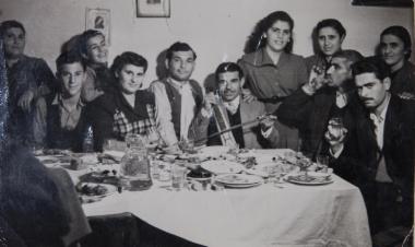 Παρέα Ποντίων προσφύγων διασκεδάζουν στην Καλλιθέα