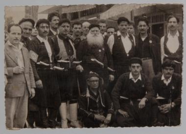 Μέλη Κρητών και Ποντίων σε πορεία ειρήνης το 1964