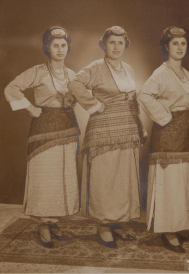 Η Όλγα Αλβανίδου με τις κόρες της Ξανθίππη και Ειρήνη